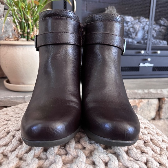 Croft & Barrow Women's Ortholite Ankle Boots Brown Faux Leather SZ7 Block Heels - Picture 4 of 13